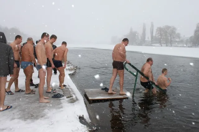 Вінничани відсвяткували водохреща, пірнаючи у Вишенському озері — фото 1