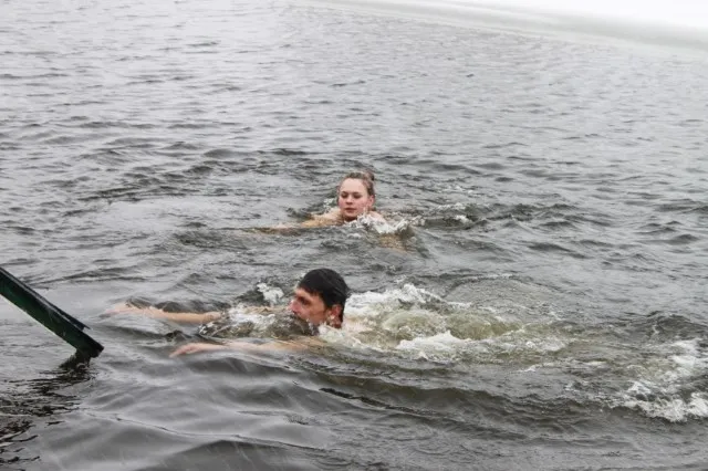 Вінничани відсвяткували водохреща, пірнаючи у Вишенському озері — фото 2