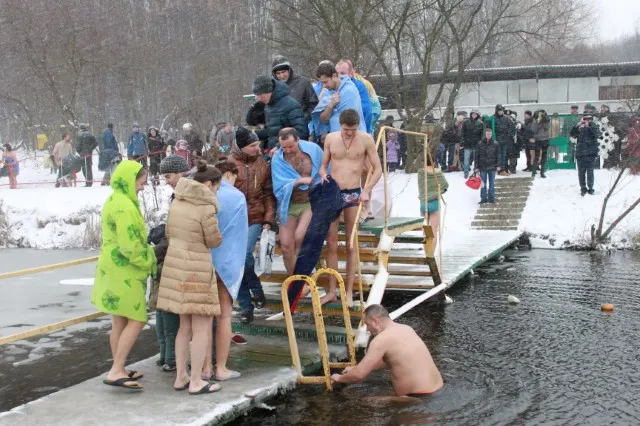 Вінничани відсвяткували водохреща, пірнаючи у Вишенському озері — фото 5