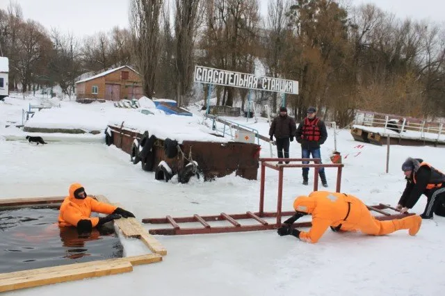 Сьогодні на річці Південний Буг проходили практичні заняття по наданню допомоги людям, які провалилися під лід (Фоторепортаж) — фото 3