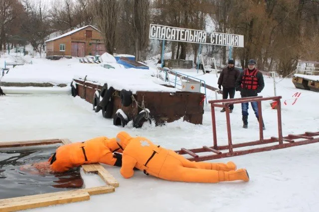 Сьогодні на річці Південний Буг проходили практичні заняття по наданню допомоги людям, які провалилися під лід (Фоторепортаж) — фото 4