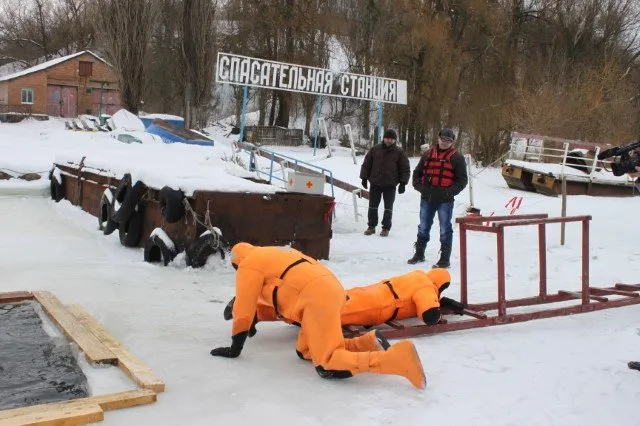 Сьогодні на річці Південний Буг проходили практичні заняття по наданню допомоги людям, які провалилися під лід (Фоторепортаж) — фото 5