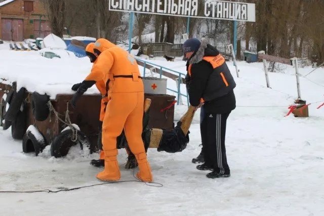 Сьогодні на річці Південний Буг проходили практичні заняття по наданню допомоги людям, які провалилися під лід (Фоторепортаж) — фото 9