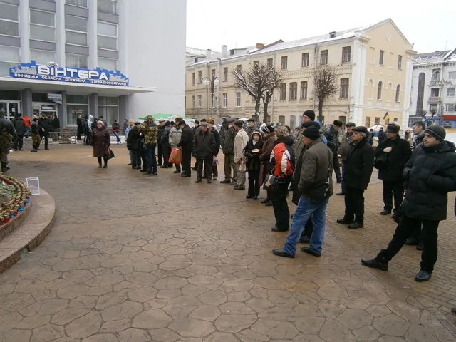 Кілька десятків активістів протестували проти призначення Володимира Гройсмана на посаду віце-прем’єра — фото 1