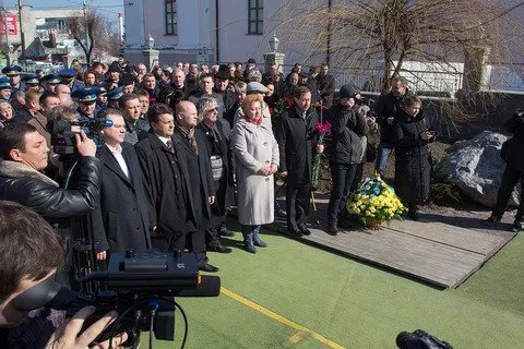 З нагоди 200 річниці з дня народження Тараса Шевченка на Музейній площі було встановлено пам'ятник великому поету (Фоторепортаж) — фото 1