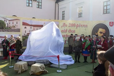 З нагоди 200 річниці з дня народження Тараса Шевченка на Музейній площі було встановлено пам'ятник великому поету (Фоторепортаж) — фото 2