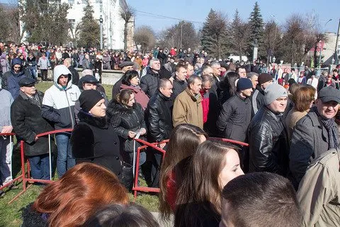 З нагоди 200 річниці з дня народження Тараса Шевченка на Музейній площі було встановлено пам'ятник великому поету (Фоторепортаж) — фото 3
