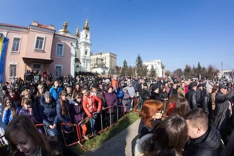 З нагоди 200 річниці з дня народження Тараса Шевченка на Музейній площі було встановлено пам'ятник великому поету (Фоторепортаж) — фото 4
