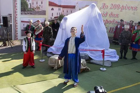 З нагоди 200 річниці з дня народження Тараса Шевченка на Музейній площі було встановлено пам'ятник великому поету (Фоторепортаж) — фото 5