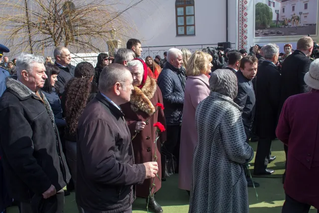 З нагоди 200 річниці з дня народження Тараса Шевченка на Музейній площі було встановлено пам'ятник великому поету (Фоторепортаж) — фото 7