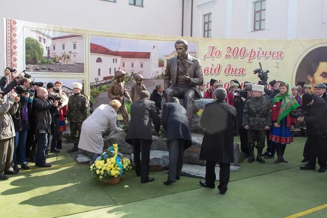 З нагоди 200 річниці з дня народження Тараса Шевченка на Музейній площі було встановлено пам'ятник великому поету (Фоторепортаж) — фото 8