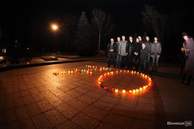 Молодь вшанувала пам'ять героїв, які 70 років тому визволили Вінницю від німецько-фашистських загарбників (Фоторепортаж) — фото 1