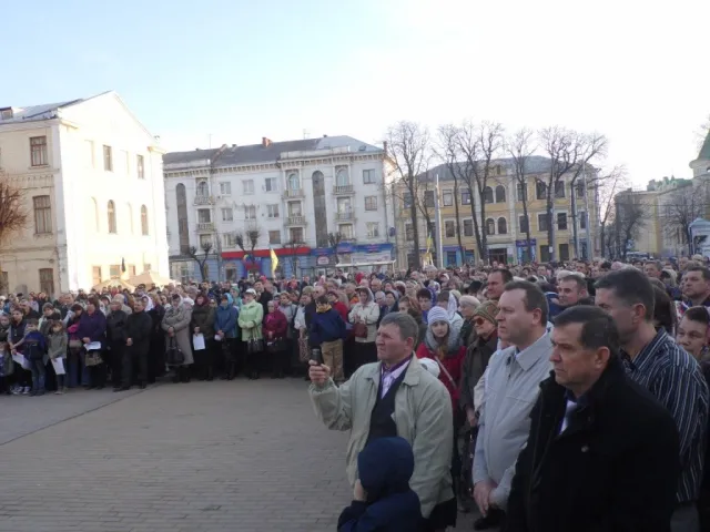 На Майдані Небесної Сотні вінничани молились за Україну (Фоторепортаж) + (Відео) — фото 2