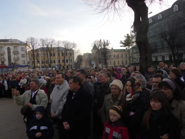 На Майдані Небесної Сотні вінничани молились за Україну (Фоторепортаж) + (Відео) — фото 5