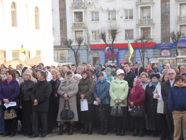 На Майдані Небесної Сотні вінничани молились за Україну (Фоторепортаж) + (Відео) — фото 6