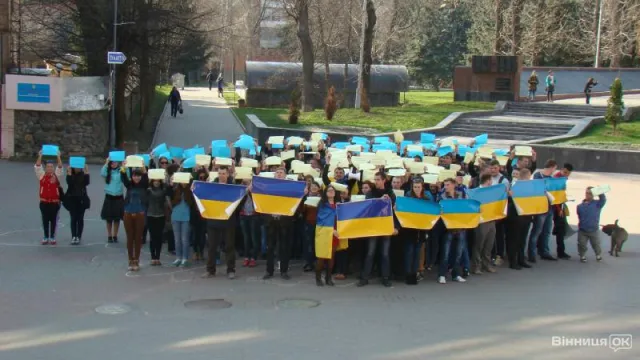 У Вінниці пройшов флешмоб «Єдина країна» (Фоторепортаж) + (Відео) — фото 1