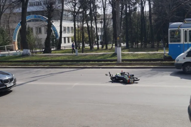 Мотоцикліст, щоб не в’їхати в Мерседес, який стояв з відкритими дверима, впав з мотоциклу (Фоторепортаж) — фото 1