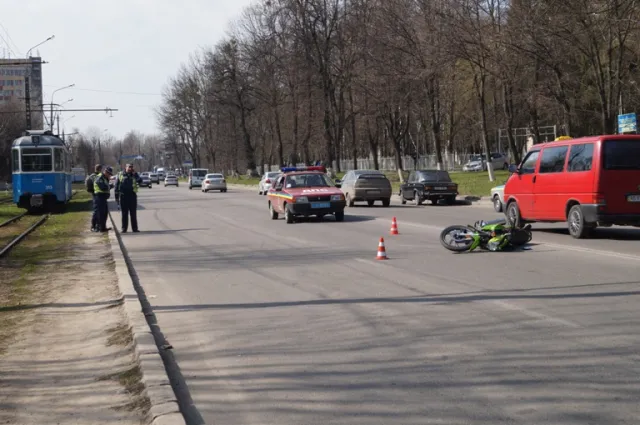 Мотоцикліст, щоб не в’їхати в Мерседес, який стояв з відкритими дверима, впав з мотоциклу (Фоторепортаж) — фото 2
