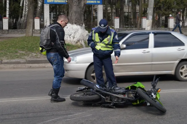 Мотоцикліст, щоб не в’їхати в Мерседес, який стояв з відкритими дверима, впав з мотоциклу (Фоторепортаж) — фото 7