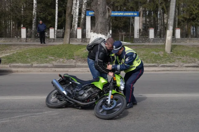 Мотоцикліст, щоб не в’їхати в Мерседес, який стояв з відкритими дверима, впав з мотоциклу (Фоторепортаж) — фото 8