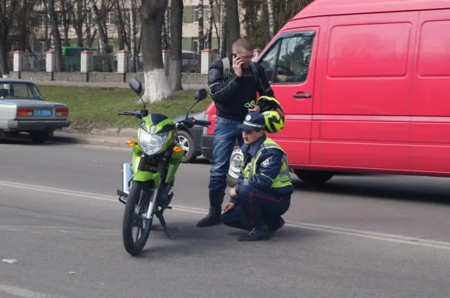 Мотоцикліст, щоб не в’їхати в Мерседес, який стояв з відкритими дверима, впав з мотоциклу (Фоторепортаж) — фото 9