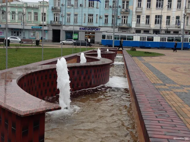 У Вінниці потроху починають вмикати фонтани (Фоторепортаж) — фото 2