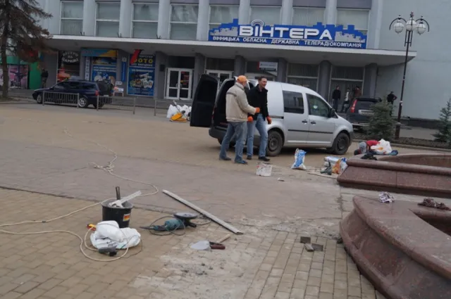 Робітники перекладають плитку на площі «Небесної сотні» (Фоторепортаж) — фото 3