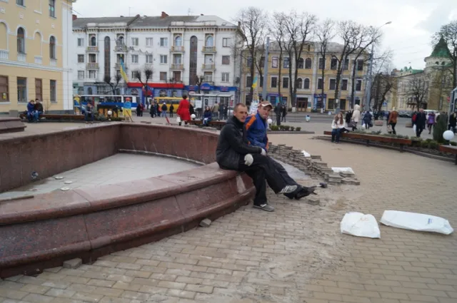 Робітники перекладають плитку на площі «Небесної сотні» (Фоторепортаж) — фото 4