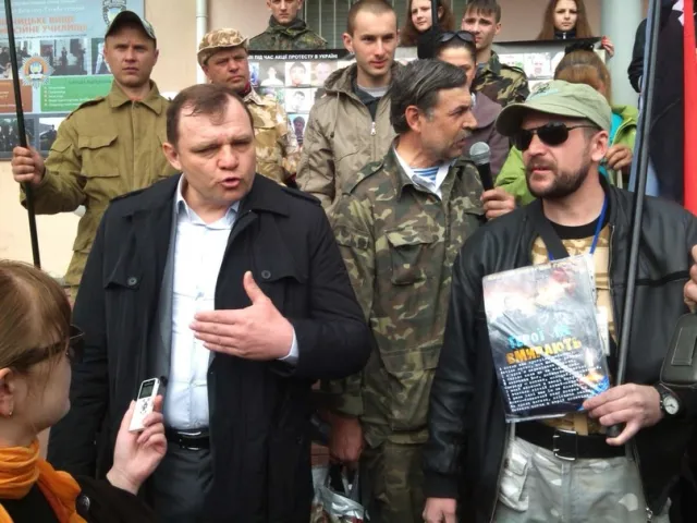 У Вінниці, під міліцейським училищем, активісти вимагають звільнити «ката Майдану» (Фоторепортаж) — фото 2