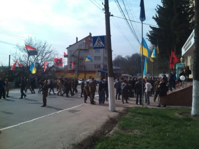 У Вінниці, під міліцейським училищем, активісти вимагають звільнити «ката Майдану» (Фоторепортаж) — фото 4