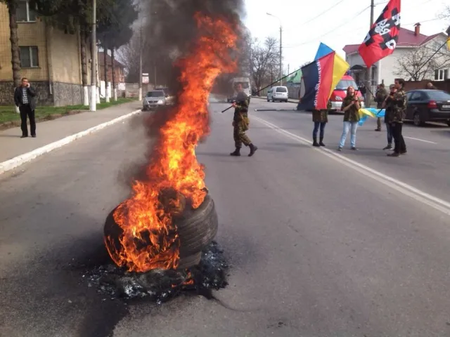 У Вінниці, під міліцейським училищем, активісти вимагають звільнити «ката Майдану» (Фоторепортаж) — фото 7