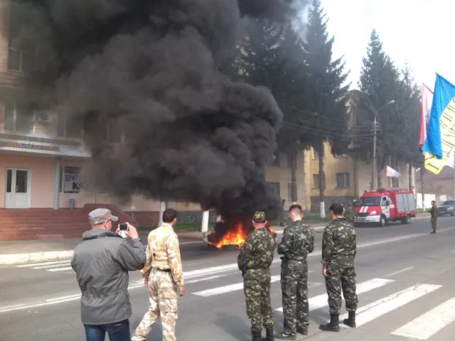 У Вінниці, під міліцейським училищем, активісти вимагають звільнити «ката Майдану» (Фоторепортаж) — фото 8