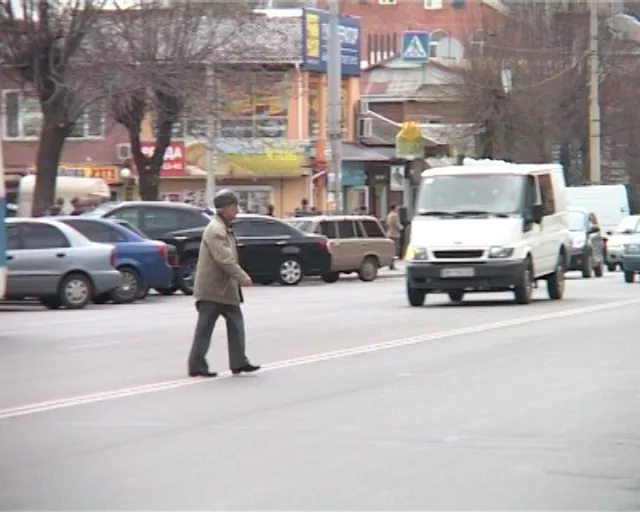 У Вінниці працівники ДАІ взялися вчити городян правильно переходити дорогу (Фото) — фото 1