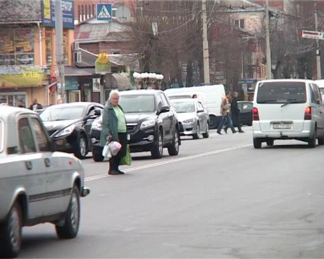 У Вінниці працівники ДАІ взялися вчити городян правильно переходити дорогу (Фото) — фото 2