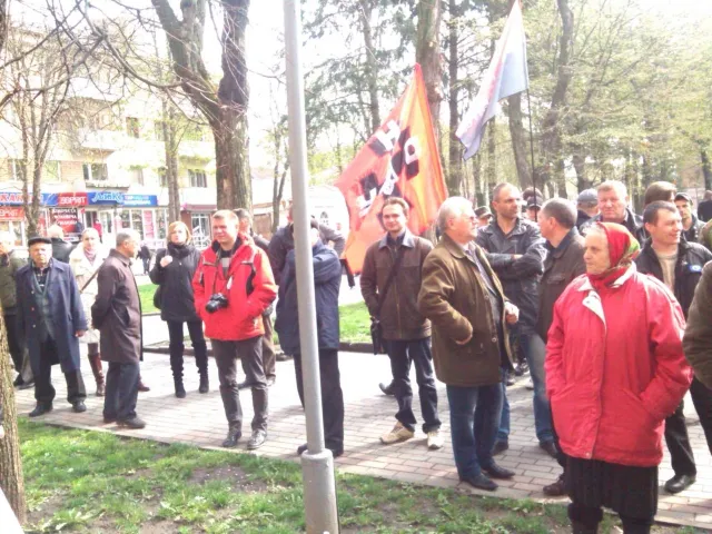 Біля 50 активістів Правого сектору, Самооборони та народного трибуналу зібрались біля суду — фото 1