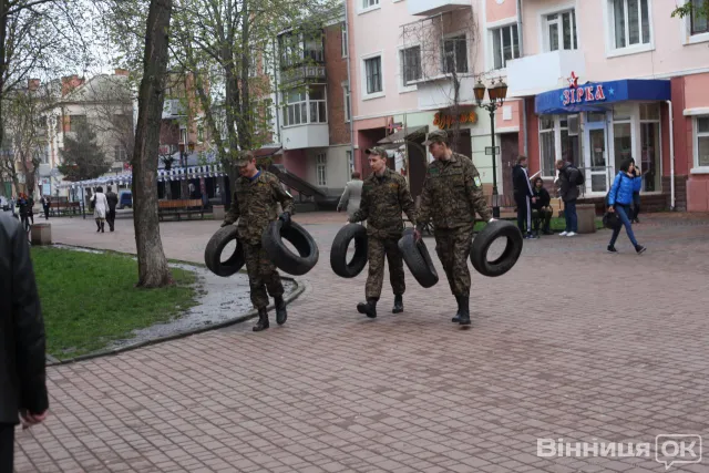Активісти прийшли із шинами під будівлю суду (Фото) — фото 1
