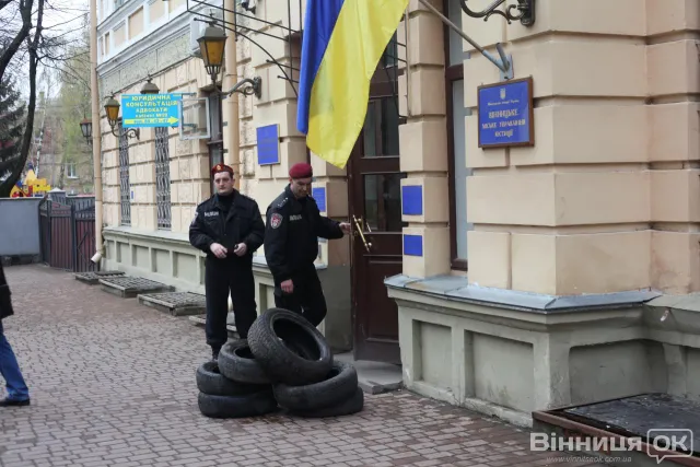 Активісти прийшли із шинами під будівлю суду (Фото) — фото 2