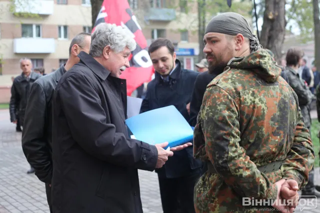 Активісти прийшли із шинами під будівлю суду (Фото) — фото 4