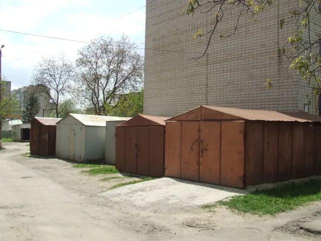 Усі гаражі Вінниці мають перефарбуватися в один колір — фото 2