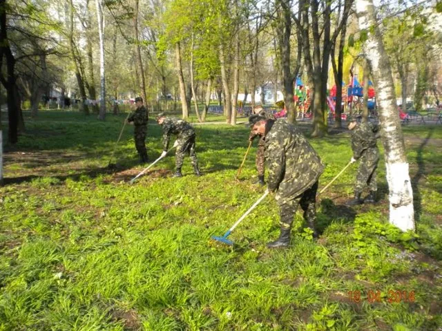Більше чотирьох тисяч вінничан долучилося до загальноміських суботників (Фоторепортаж) — фото 1