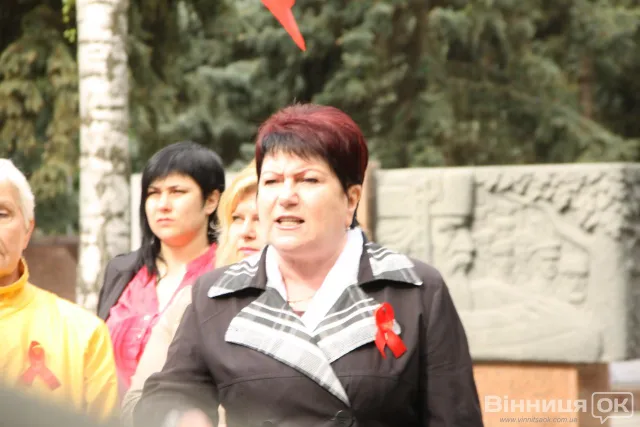 Близько півсотні людей зібралися біля Меморіалу Слави на Європейській площі (Фоторепортаж) — фото 1
