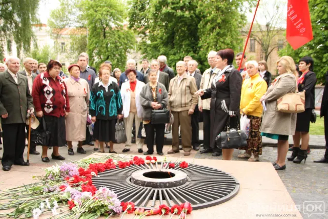 Близько півсотні людей зібралися біля Меморіалу Слави на Європейській площі (Фоторепортаж) — фото 2