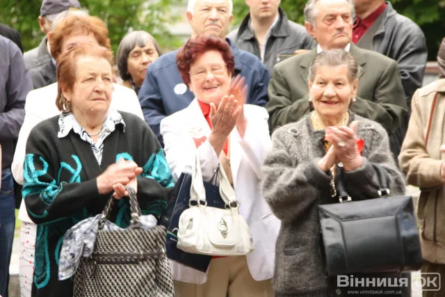 Близько півсотні людей зібралися біля Меморіалу Слави на Європейській площі (Фоторепортаж) — фото 3