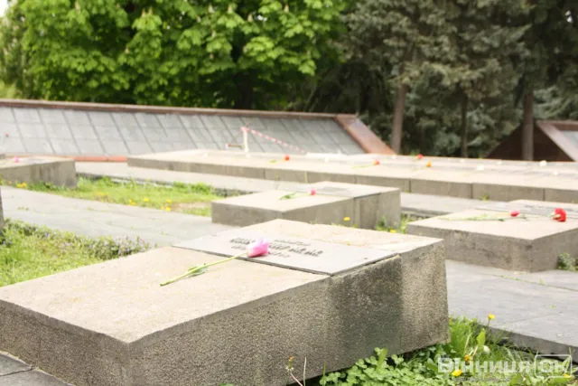 Близько півсотні людей зібралися біля Меморіалу Слави на Європейській площі (Фоторепортаж) — фото 4