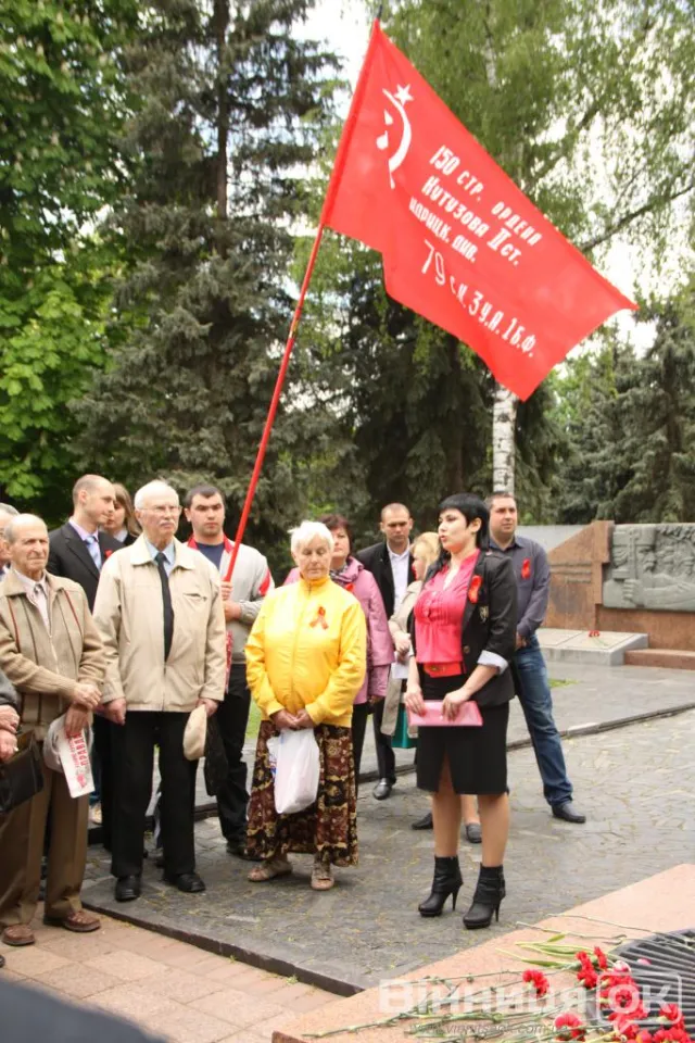 Близько півсотні людей зібралися біля Меморіалу Слави на Європейській площі (Фоторепортаж) — фото 6