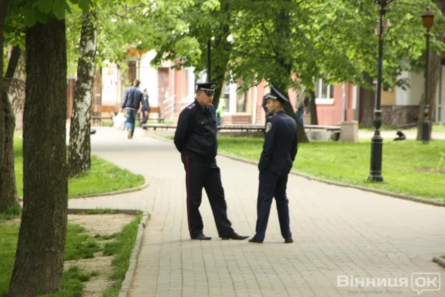 Близько півсотні людей зібралися біля Меморіалу Слави на Європейській площі (Фоторепортаж) — фото 9