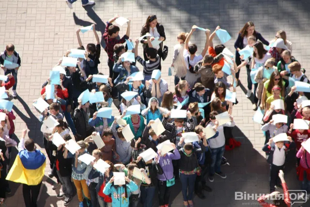 У Вінниці пройшов флеш-моб «Я люблю Україну» (Фото) + (Відео) — фото 2