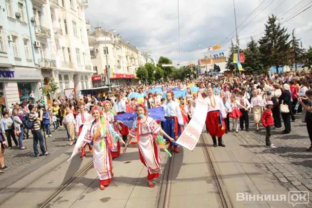 Вінничани влаштували мегамарш вишиванок (Фоторепортаж) — фото 1