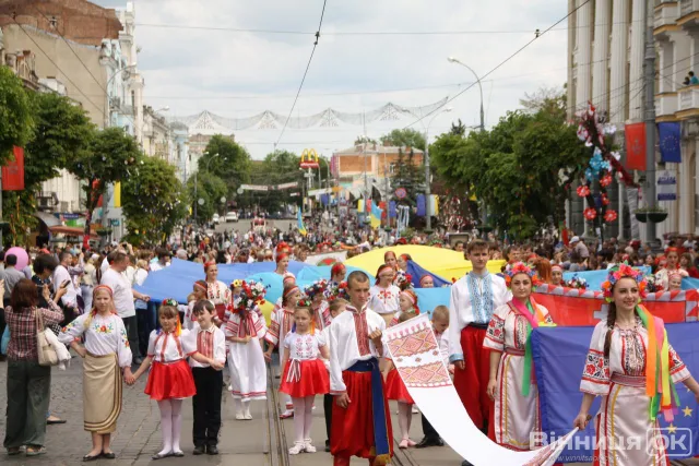 Вінничани влаштували мегамарш вишиванок (Фоторепортаж) — фото 4