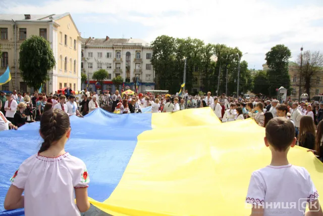 Вінничани влаштували мегамарш вишиванок (Фоторепортаж) — фото 7